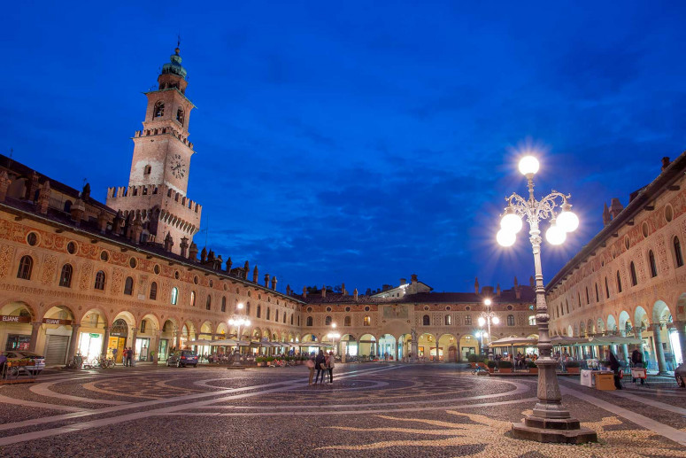 Piazza Ducale Vigevano, Monumenti Pavia