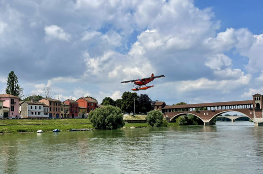 Il Giro d'Italia in idrovolante fa tappa a Pavia
