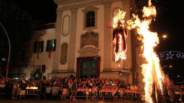 Il rogo del diavolo davanti alla chiesa di San Bernardo Festa di San Bernardo