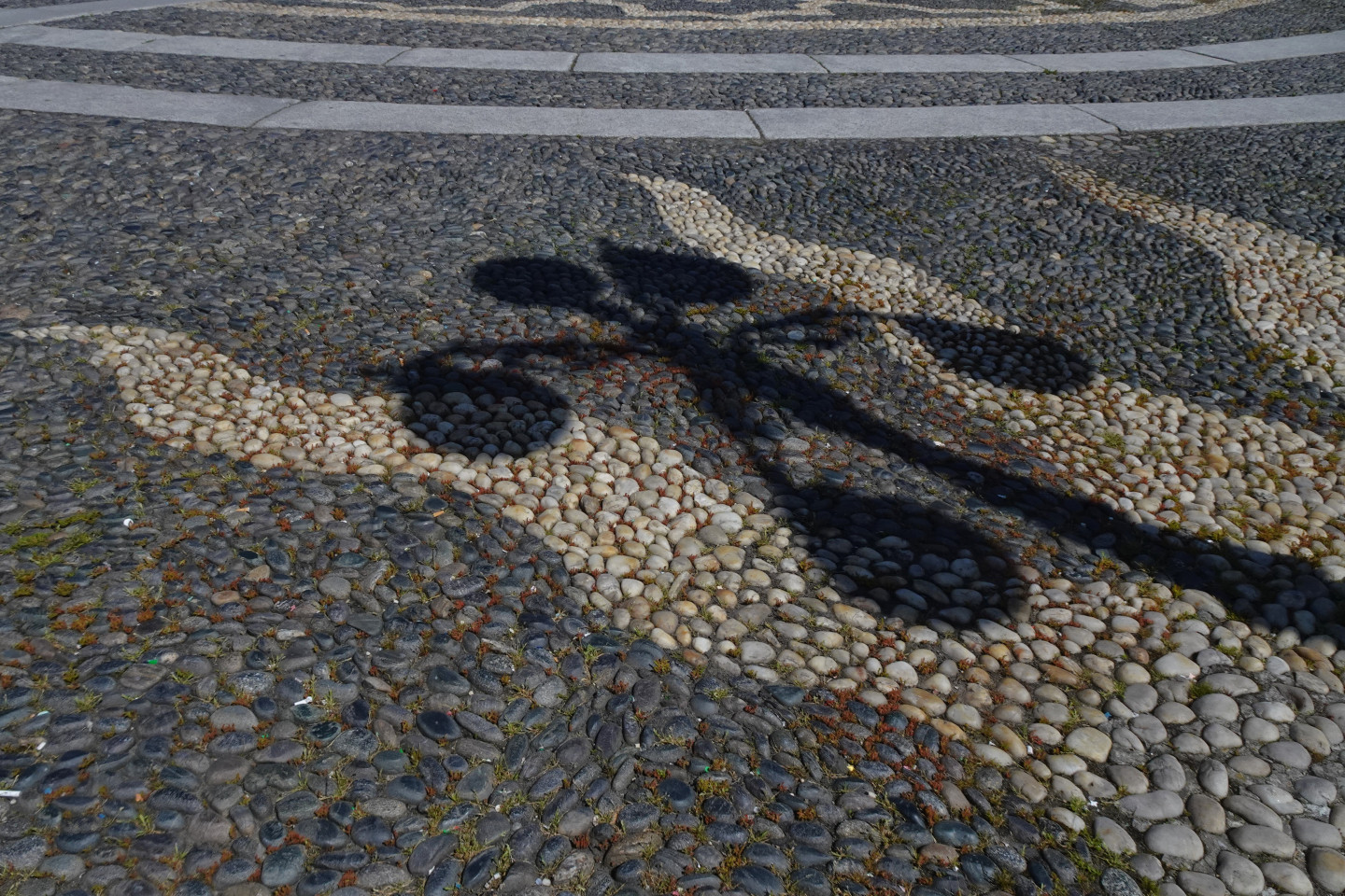 La pavimentazione della piazza Ducale di Vigevano in ciottoli del Ticino