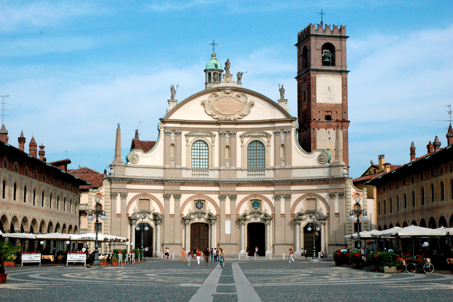 4. Il Duomo di Sant'Ambrogio: architettura barocca e scienza del Rinascimento
