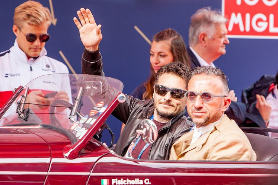 Attrici e piloti, cantanti e showman alla 1000 Miglia