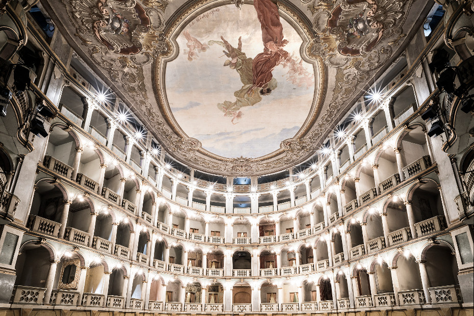 8. Il suo teatro è un piccolo gioiello