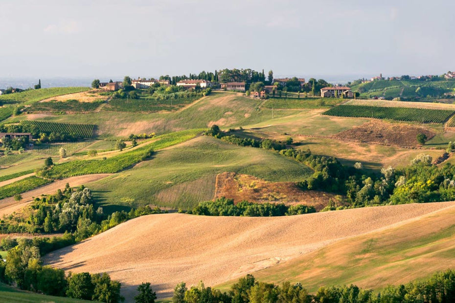 In moto tra le colline e i borghi medioevali dell’Oltrepò Pavese