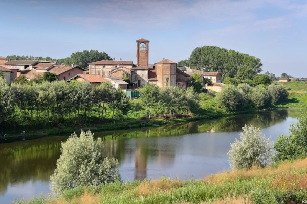 Borgo di Arena Po con lanca e natura