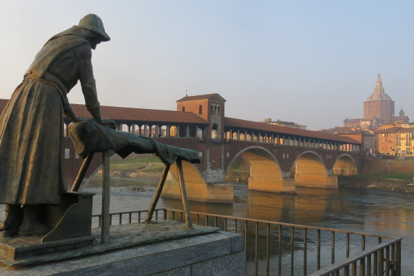 Pavia - ponte coperto e statua della lavandaia