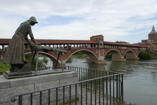 Pavia, la lavandaia e il ponte coperto.