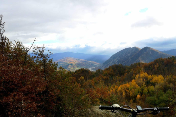 una e-bike si affaccia sulle colline dell'Oltrepò Pavese nella colorata stagione autunnale